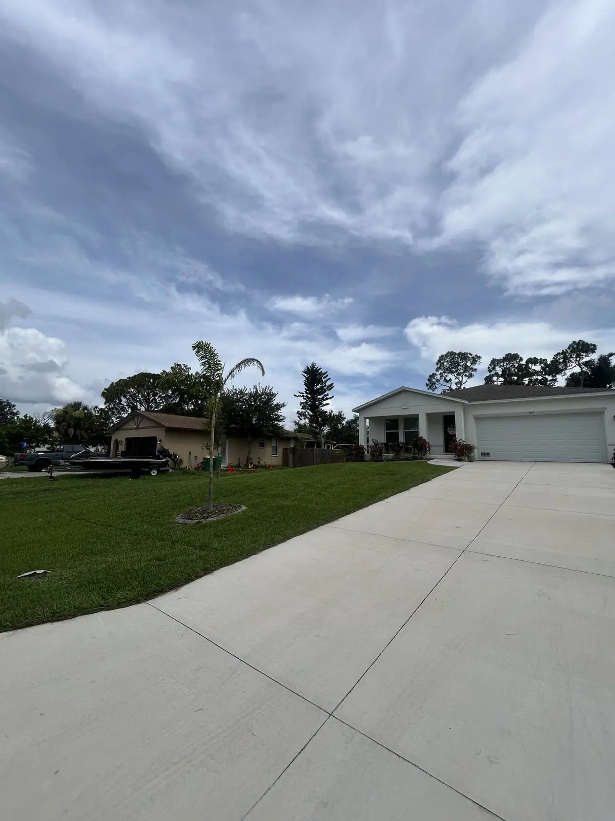 Fresh-cut lawn & crisp edges